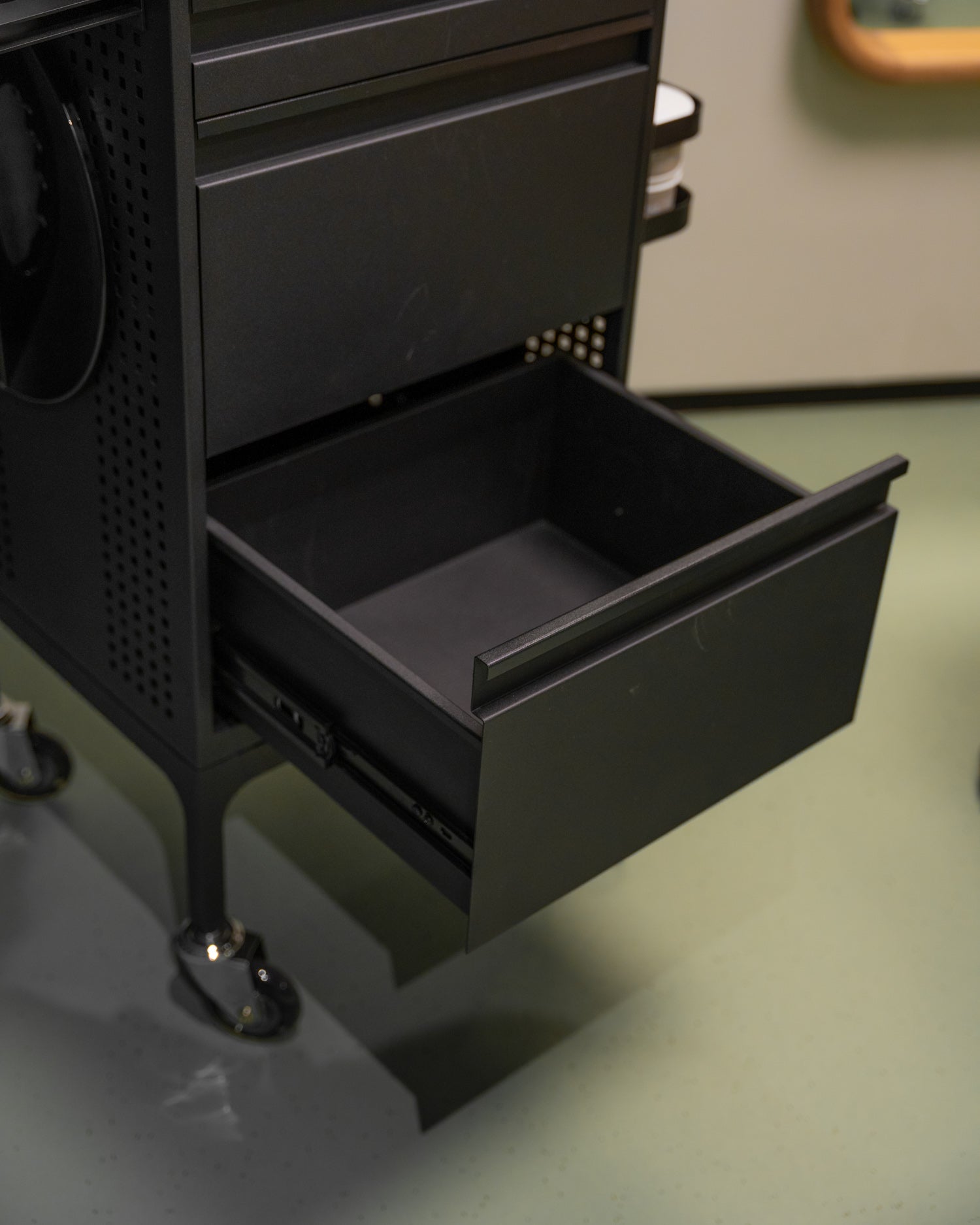 Studio 3 - Svart rullvagn med 3 lådor och utdragsfack